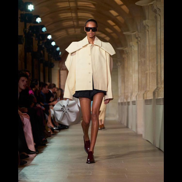 victoria-beckham-proleceleto-2026-poetsko-ogledalo-zenstvenosti-i-samoistrazivanja-20