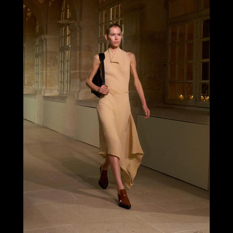 victoria-beckham-proleceleto-2026-poetsko-ogledalo-zenstvenosti-i-samoistrazivanja-21