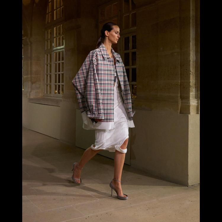 victoria-beckham-proleceleto-2026-poetsko-ogledalo-zenstvenosti-i-samoistrazivanja-22