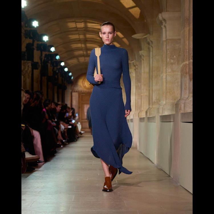 victoria-beckham-proleceleto-2026-poetsko-ogledalo-zenstvenosti-i-samoistrazivanja-23