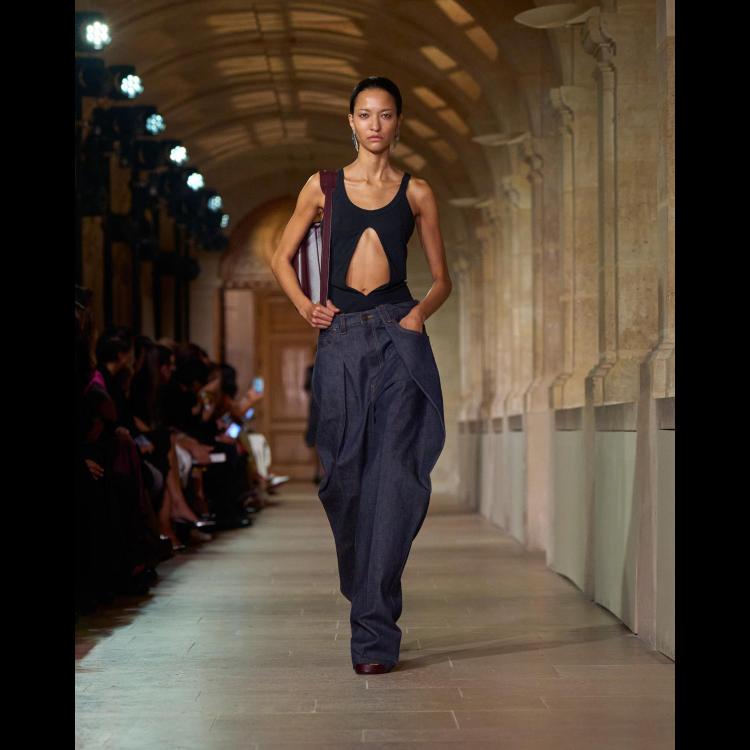 victoria-beckham-proleceleto-2026-poetsko-ogledalo-zenstvenosti-i-samoistrazivanja-24