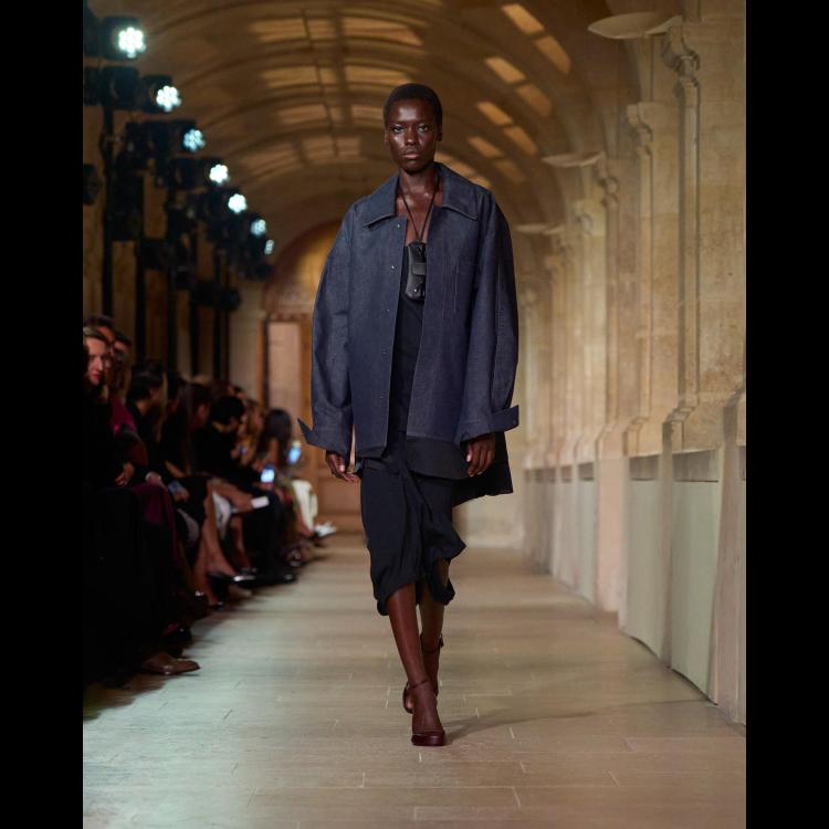 victoria-beckham-proleceleto-2026-poetsko-ogledalo-zenstvenosti-i-samoistrazivanja-25