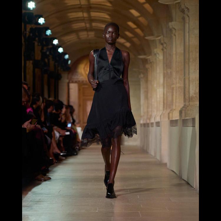 victoria-beckham-proleceleto-2026-poetsko-ogledalo-zenstvenosti-i-samoistrazivanja-26