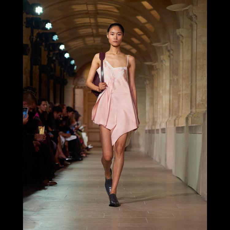 victoria-beckham-proleceleto-2026-poetsko-ogledalo-zenstvenosti-i-samoistrazivanja-27