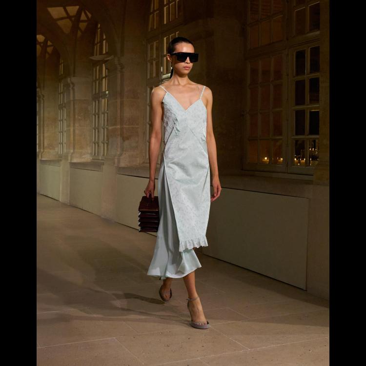 victoria-beckham-proleceleto-2026-poetsko-ogledalo-zenstvenosti-i-samoistrazivanja-29