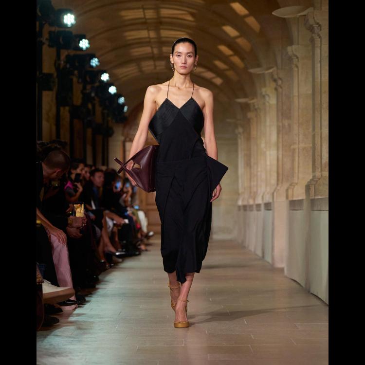 victoria-beckham-proleceleto-2026-poetsko-ogledalo-zenstvenosti-i-samoistrazivanja-30