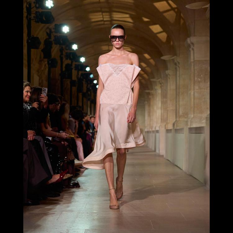 victoria-beckham-proleceleto-2026-poetsko-ogledalo-zenstvenosti-i-samoistrazivanja-31