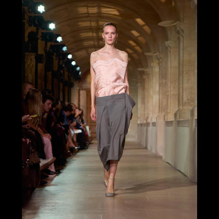 victoria-beckham-proleceleto-2026-poetsko-ogledalo-zenstvenosti-i-samoistrazivanja-32