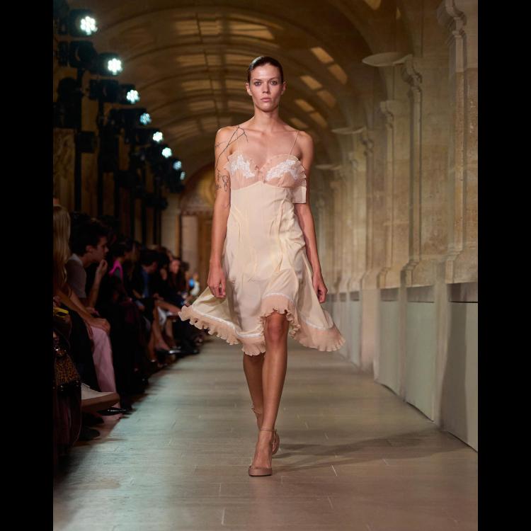 victoria-beckham-proleceleto-2026-poetsko-ogledalo-zenstvenosti-i-samoistrazivanja-33