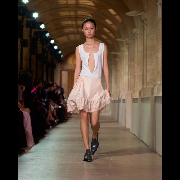 victoria-beckham-proleceleto-2026-poetsko-ogledalo-zenstvenosti-i-samoistrazivanja-34