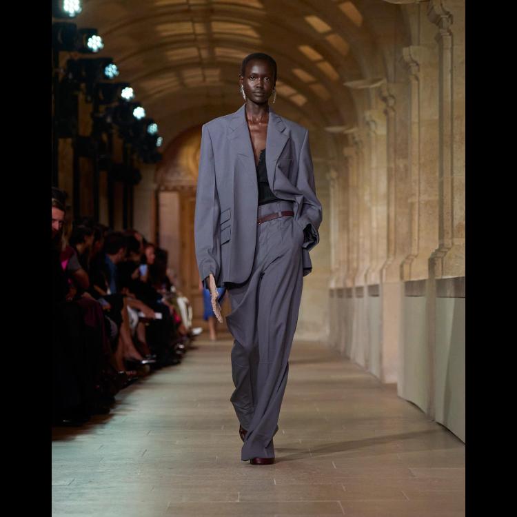 victoria-beckham-proleceleto-2026-poetsko-ogledalo-zenstvenosti-i-samoistrazivanja-35