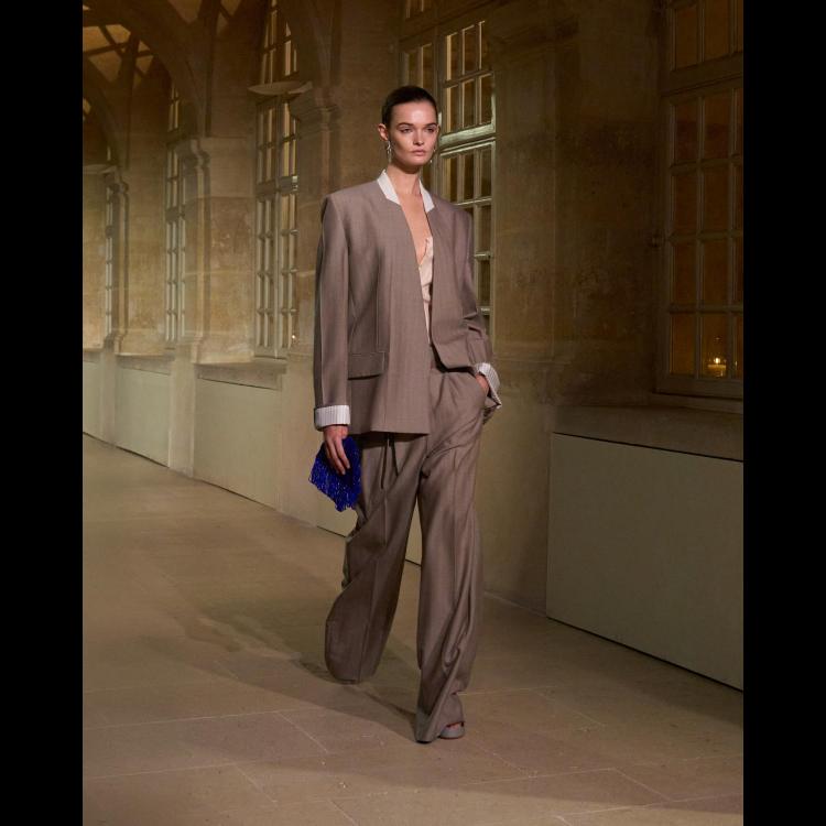 victoria-beckham-proleceleto-2026-poetsko-ogledalo-zenstvenosti-i-samoistrazivanja-36