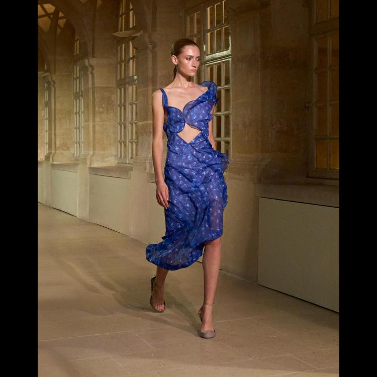 victoria-beckham-proleceleto-2026-poetsko-ogledalo-zenstvenosti-i-samoistrazivanja-37