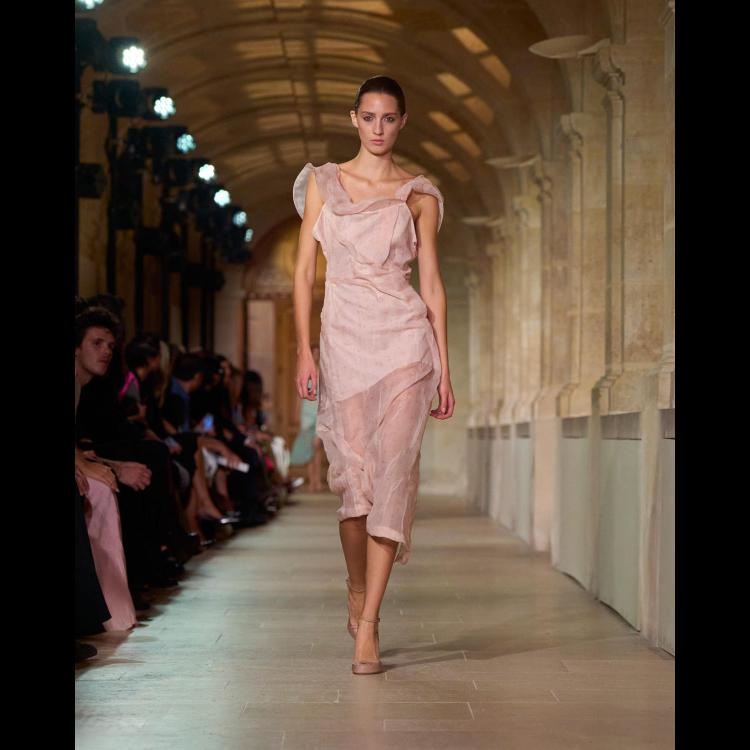 victoria-beckham-proleceleto-2026-poetsko-ogledalo-zenstvenosti-i-samoistrazivanja-38