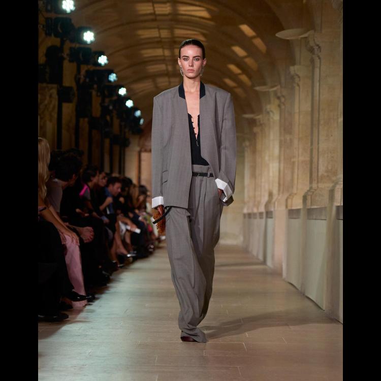 victoria-beckham-proleceleto-2026-poetsko-ogledalo-zenstvenosti-i-samoistrazivanja-39