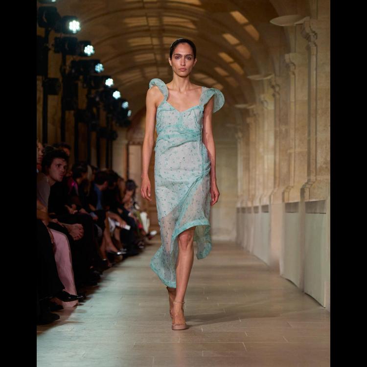 victoria-beckham-proleceleto-2026-poetsko-ogledalo-zenstvenosti-i-samoistrazivanja-40