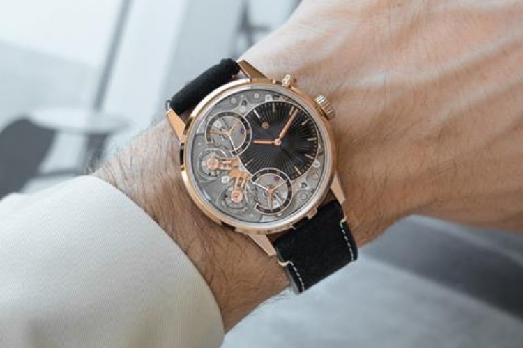armin-strom-otkriva-mirrored-force-resonance-rose-gold-1