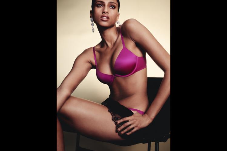 kendis-svonpul-blista-u-kampanji-victorias-secret-very-sexy-2025-5