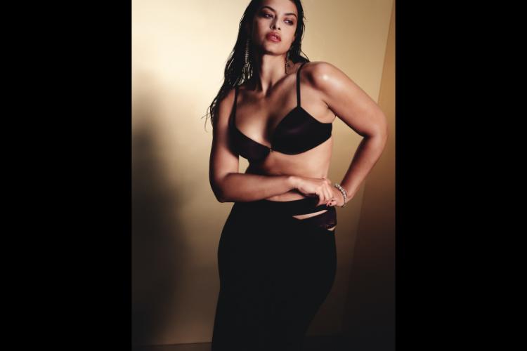 kendis-svonpul-blista-u-kampanji-victorias-secret-very-sexy-2025-9