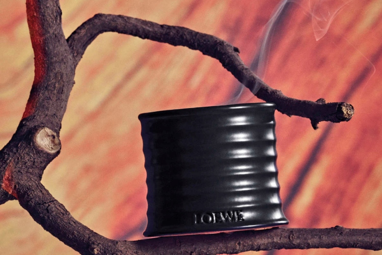 loewe-predstavlja-palo-santo-mirisnu-svecu-luksuzni-ritual-sezone-15