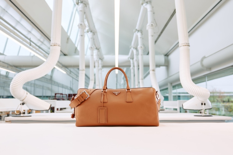 prada-redefinise-luksuz-putovanja-uz-novi-duffel-bag-1