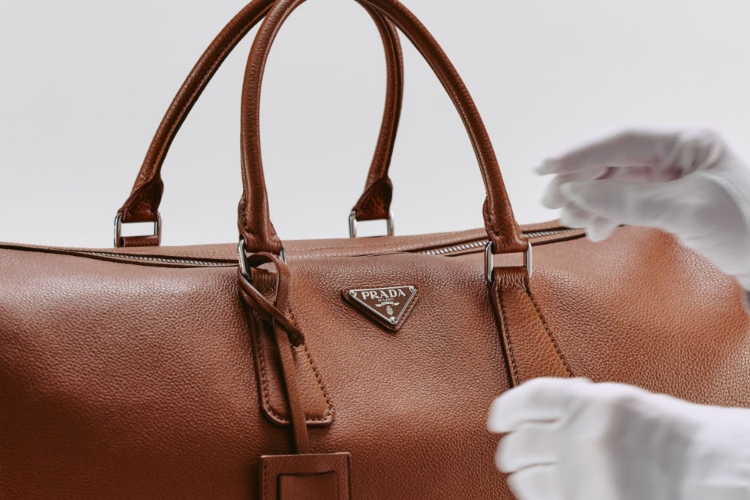 prada-redefinise-luksuz-putovanja-uz-novi-duffel-bag-2