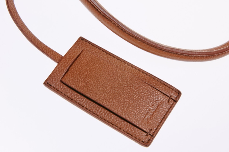 prada-redefinise-luksuz-putovanja-uz-novi-duffel-bag-4