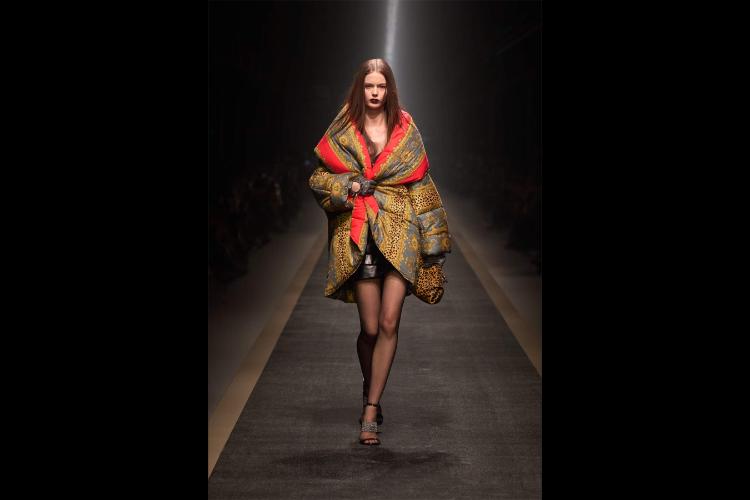 versace-jesenzima-2025-kada-moda-postaje-snaga-i-identitet-1