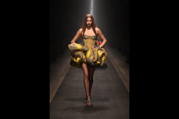 versace-jesenzima-2025-kada-moda-postaje-snaga-i-identitet-2