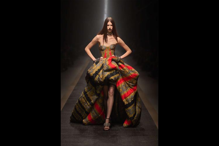 versace-jesenzima-2025-kada-moda-postaje-snaga-i-identitet-3