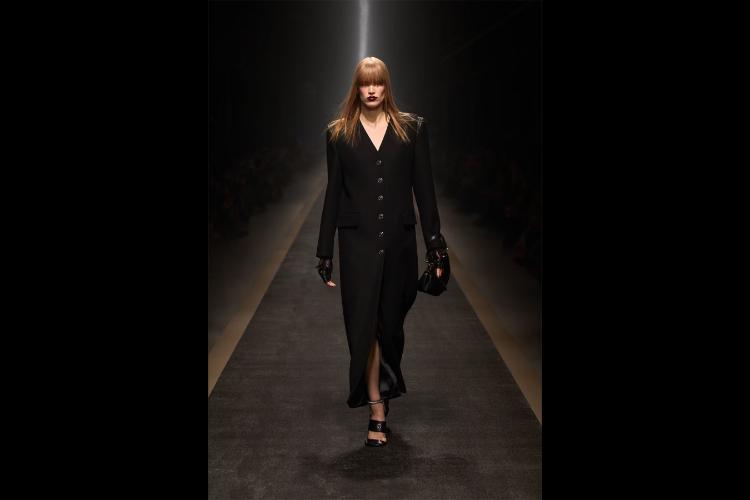 versace-jesenzima-2025-kada-moda-postaje-snaga-i-identitet-4