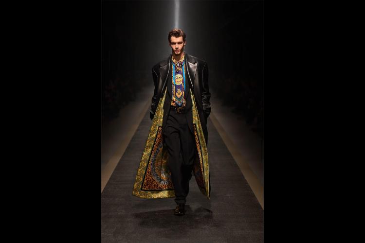 versace-jesenzima-2025-kada-moda-postaje-snaga-i-identitet-5