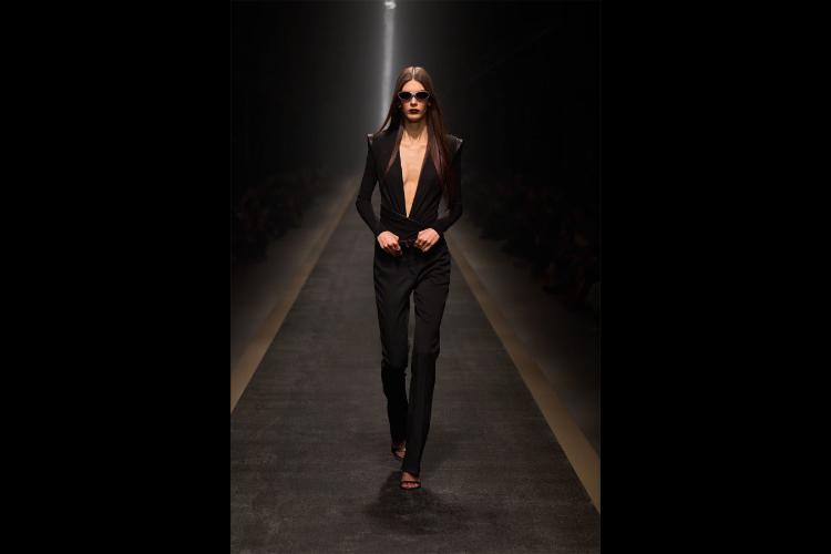 versace-jesenzima-2025-kada-moda-postaje-snaga-i-identitet-6