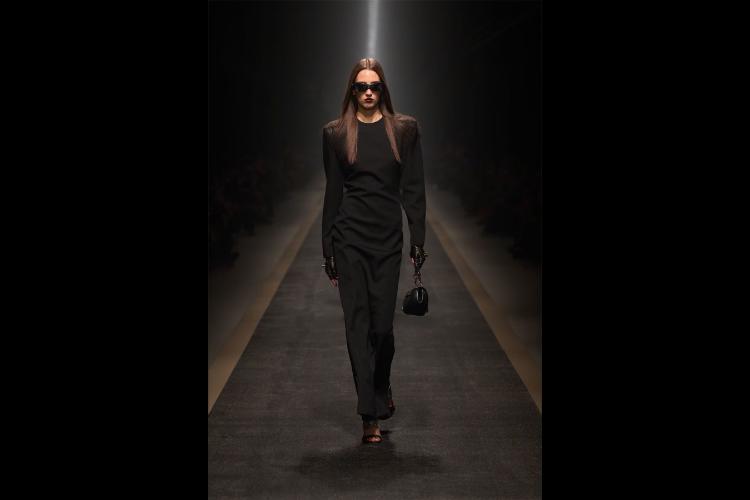 versace-jesenzima-2025-kada-moda-postaje-snaga-i-identitet-8