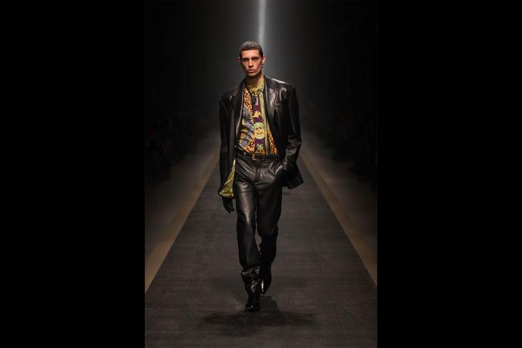 versace-jesenzima-2025-kada-moda-postaje-snaga-i-identitet-7