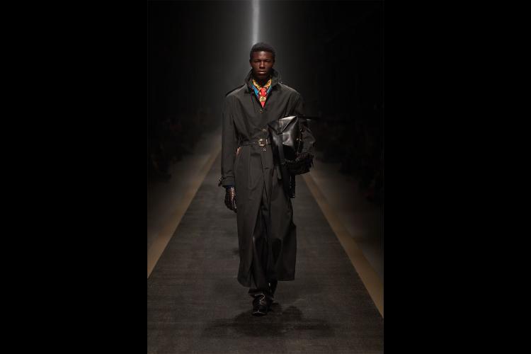 versace-jesenzima-2025-kada-moda-postaje-snaga-i-identitet-9