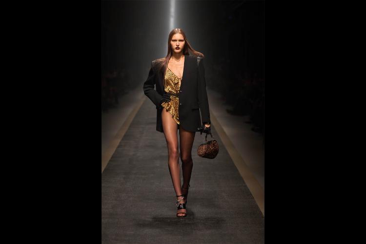 versace-jesenzima-2025-kada-moda-postaje-snaga-i-identitet-12