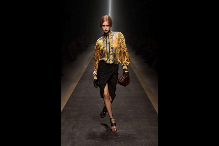 versace-jesenzima-2025-kada-moda-postaje-snaga-i-identitet-14