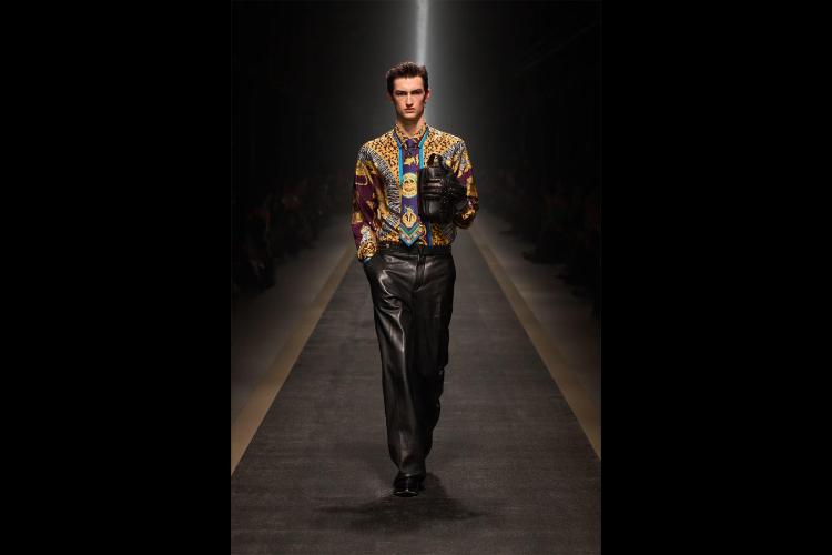 versace-jesenzima-2025-kada-moda-postaje-snaga-i-identitet-13