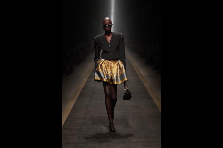 versace-jesenzima-2025-kada-moda-postaje-snaga-i-identitet-15