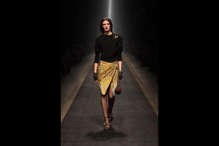 versace-jesenzima-2025-kada-moda-postaje-snaga-i-identitet-16