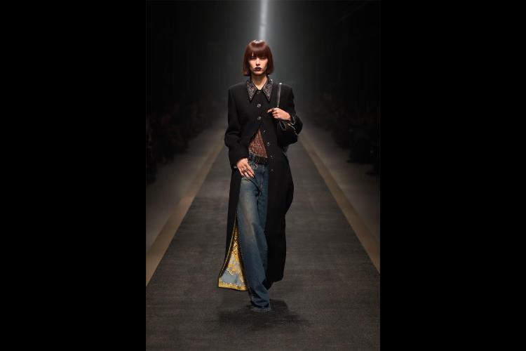 versace-jesenzima-2025-kada-moda-postaje-snaga-i-identitet-17