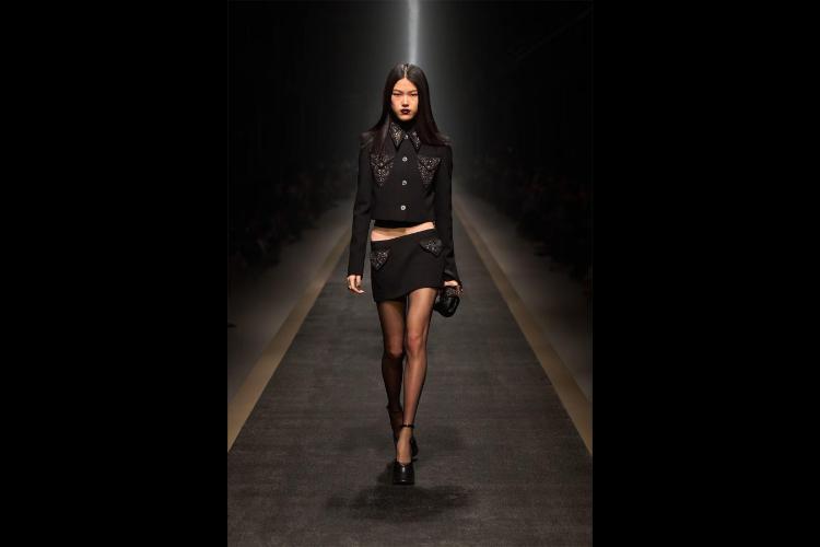 versace-jesenzima-2025-kada-moda-postaje-snaga-i-identitet-18