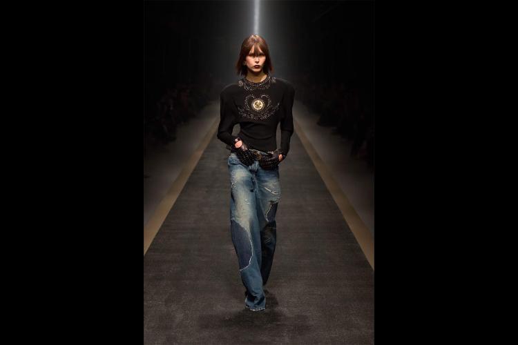 versace-jesenzima-2025-kada-moda-postaje-snaga-i-identitet-19