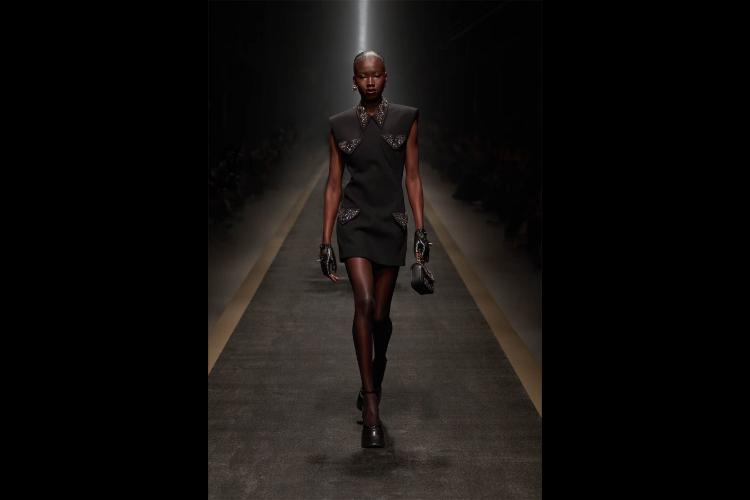 versace-jesenzima-2025-kada-moda-postaje-snaga-i-identitet-20