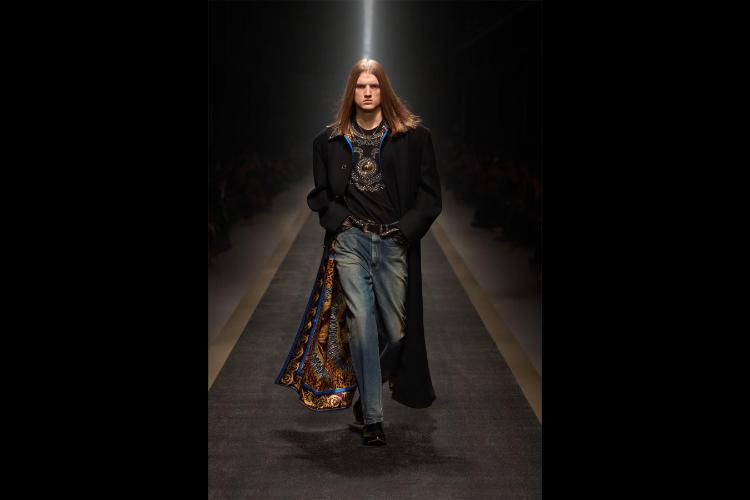 versace-jesenzima-2025-kada-moda-postaje-snaga-i-identitet-21