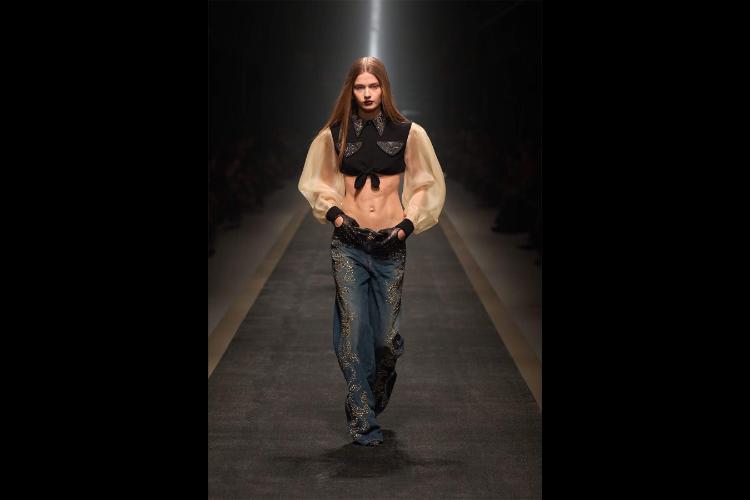 versace-jesenzima-2025-kada-moda-postaje-snaga-i-identitet-22