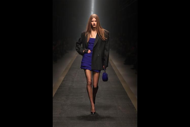 versace-jesenzima-2025-kada-moda-postaje-snaga-i-identitet-26