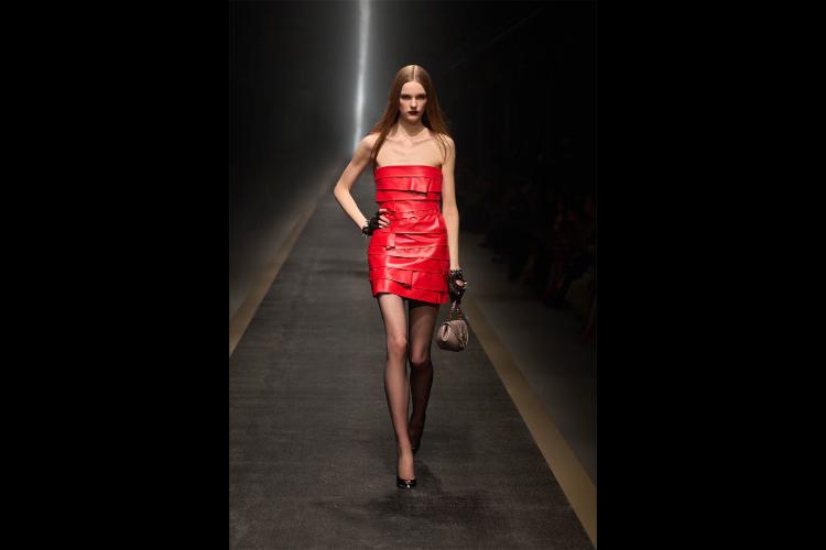 versace-jesenzima-2025-kada-moda-postaje-snaga-i-identitet-25