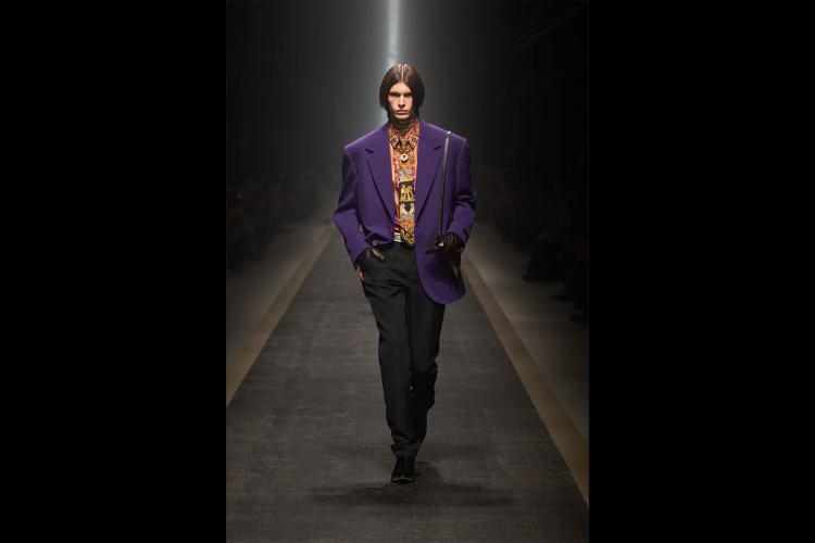 versace-jesenzima-2025-kada-moda-postaje-snaga-i-identitet-27